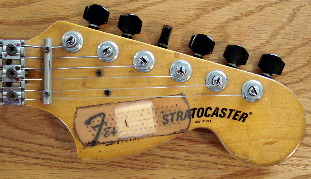 Black_Checker_Strat_Headstock_00