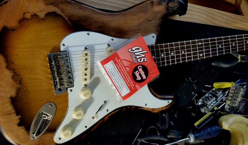 Fire_Sale_Strat_New_Strings_2000_00